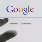Почему Google не взимает плату с новостных веб-ресурсов за высокие позиции в поисковой выдаче