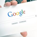 Аналитики посоветовали правительству обложить налогом доходы Google и Facebook